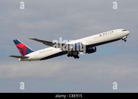 Delta Air Lines Boeing767-400 er Passagier Flugzeug hebt ab auf einem transatlantischen Flug Stockfoto