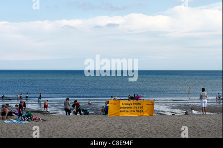 Der Strand von Sutton-sur-Mer. Schwimmen Sie immer zwischen den beiden roten und gelben Flaggen Stockfoto