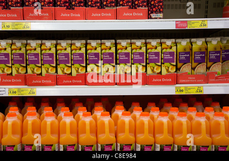 frisch gepresste Fruchtsäfte in einem Tesco Supermarkt, uk Stockfoto