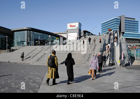 Multikulturelle Menschen unter Verwendung der Schritte & Fahrtreppen zu neuen Eingang zu Stratford London Bahnhof und dem Einkaufszentrum Westfield- & Bürogebäude UK Stockfoto