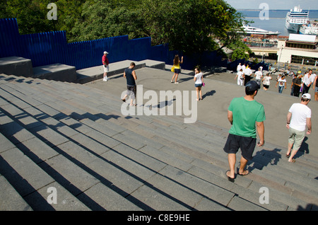 Ukraine, Odessa. Potemkin Schritte, blickte die 192 Schritte von Primorski Boulevard bis zum Schwarzen Meer Kreuzfahrt Hafenterminal. Stockfoto