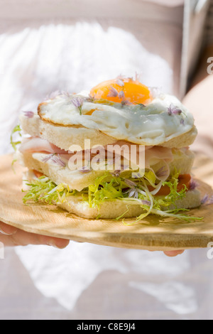 York Schinken, Spiegelei und essbaren Blumen sandwich Stockfoto