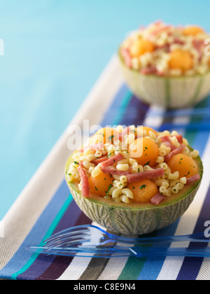 Muschel-Nudeln, Melone und rohem Schinken Salat serviert in einer Melone Stockfoto