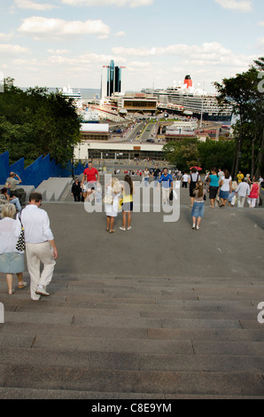 Ukraine, Odessa. Potemkin Schritte, blickte die 192 Schritte von Primorski Boulevard bis zum Schwarzen Meer Kreuzfahrt Hafenterminal. Stockfoto