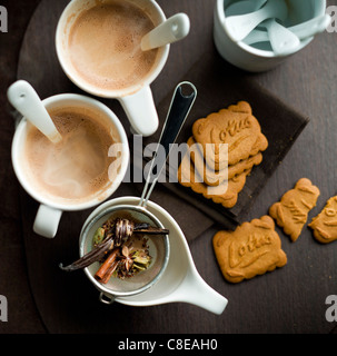Tassen heiße Schokolade und Kekse Spéculos Stockfoto