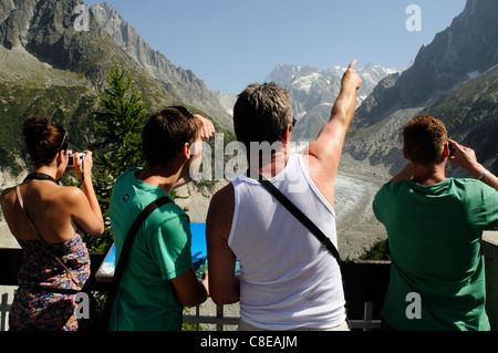Touristen am Montenvers in der Nähe von Chamonix in den französischen Alpen Stockfoto