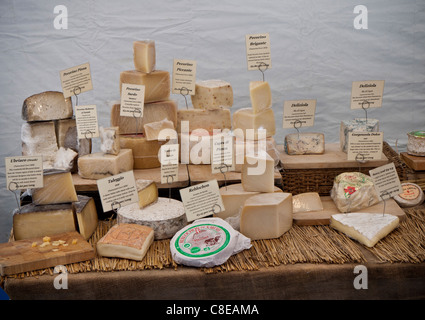 KÄSEMARKT für französische und italienische Käsesorten Verkauf auf englischem Landmarkt Stand Stockfoto