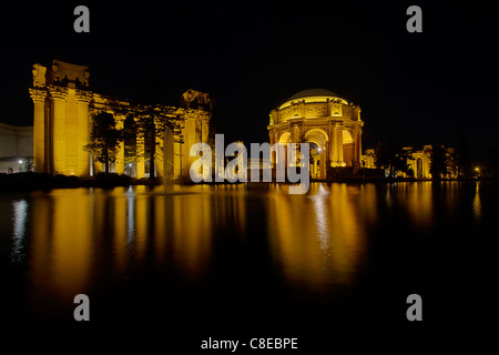 San Fracisco Palast der schönen Künste Reflexion am Teich in der Nacht Stockfoto