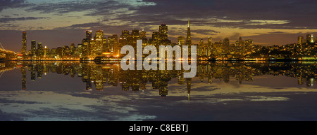 San Francisco Skyline Reflexion entlang der Bucht Panorama Stockfoto