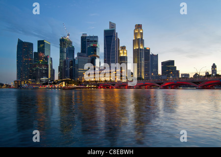 Singapur River Waterfront Skyline bei Sonnenuntergang vom Esplanade Stockfoto