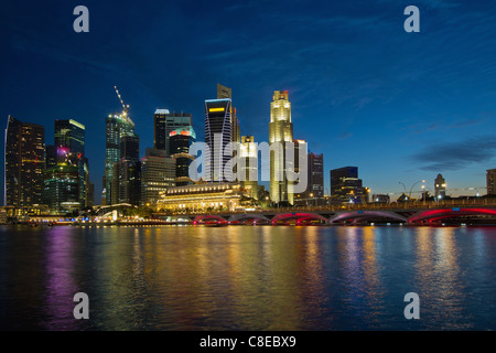 Singapur River Waterfront Skyline zur blauen Stunde von Esplanade Stockfoto