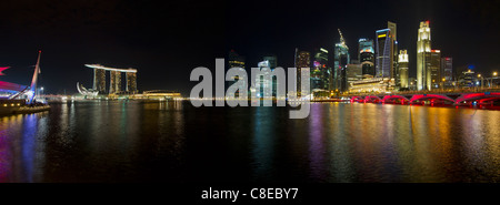 Skyline von Singapur aus Esplanade Nacht Szene Panorama Stockfoto