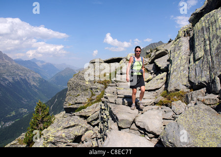 Eine junge Frau Walker auf einem Wanderweg in den französischen Alpen Stockfoto