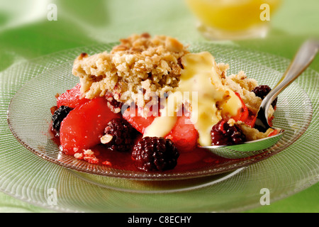 British Food: Serviert Brombeere und Apfelbrösel und Pudding und ist fertig zum Essen Stockfoto