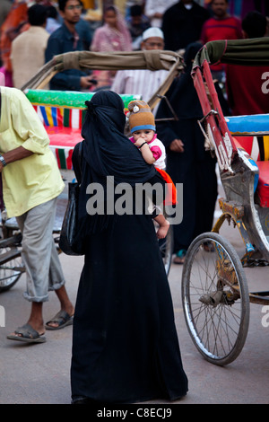 Die muslimische Frau und Kind beim Einkaufen in der Stadt von Varanasi, Benares, Nordindien Stockfoto