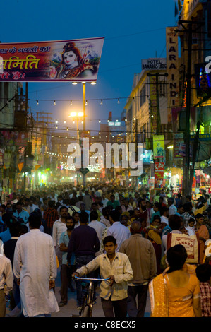 Riesige Menschenmassen für Heilige fest Shivaratri in den Straßen von der Heiligen Stadt Varanasi, Benares, Nordindien Stockfoto