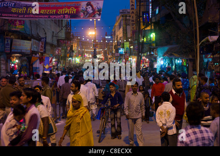 Riesige Menschenmassen für Heilige fest Shivaratri in den Straßen von der Heiligen Stadt Varanasi, Benares, Nordindien Stockfoto