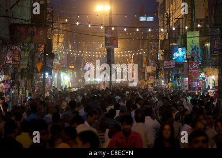 Riesige Menschenmassen für Heilige fest Shivaratri in den Straßen von der Heiligen Stadt Varanasi, Benares, Nordindien Stockfoto