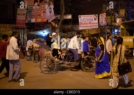 Riesige Menschenmassen für Heilige fest Shivaratri in den Straßen von der Heiligen Stadt Varanasi, Benares, Nordindien Stockfoto