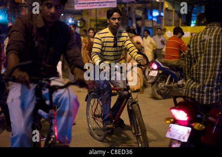 Riesige Menschenmassen für Heilige fest Shivaratri in den Straßen von der Heiligen Stadt Varanasi, Benares, Nordindien Stockfoto