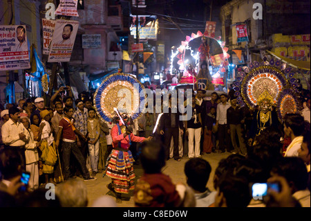 Kostüm-Zeichen mit Fackeln in Menge am Festival der Shivaratri in der Heiligen Stadt Varanasi, Benares, Indien Stockfoto