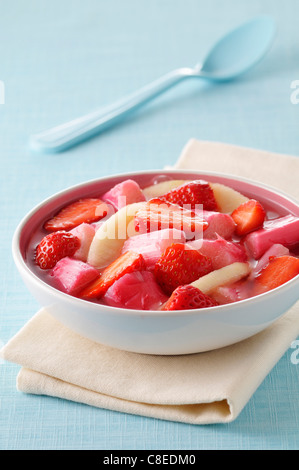 Apfel, Rhabarber und Erdbeer-Frucht-Salat Stockfoto