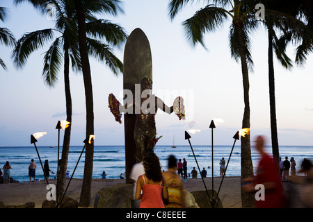 FÜR nur zur redaktionellen Verwendung: Dämmerung an der Duke Kahanamoku Statue am Strand von Waikiki in Honolulu, Oahu, Hawaii. Stockfoto