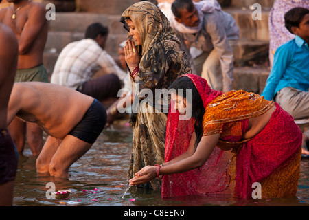 Indisch-hinduistischen Pilger Baden und beten in der Ganges-Fluss am Dashashwamedh Ghat in der Heiligen Stadt Varanasi, Indien Stockfoto