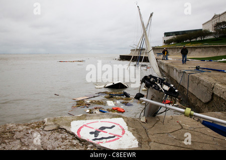 Mehrere Segelboote sank in Monroe Harbor, Chicago während schweren Herbst Sturm. Stockfoto