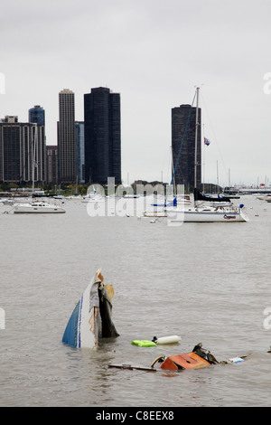 Segelboot im Sturm versunkene. Monroe Harbor, Chicago Stockfoto