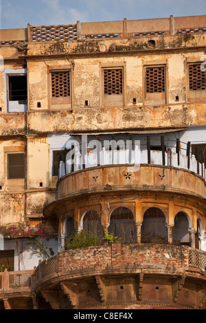 Traditionelle Architektur alten Gebäude gegenüber der berühmten Ghats von The Ganges Fluß in der Heiligen Stadt Varanasi, Indien Stockfoto