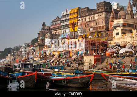 Ausflugsboote in der Ganges-Fluss am Dashashwamedh Ghat, Hindus Baden im Heiligen Stadt Varanasi, Benares, Indien zu sehen Stockfoto