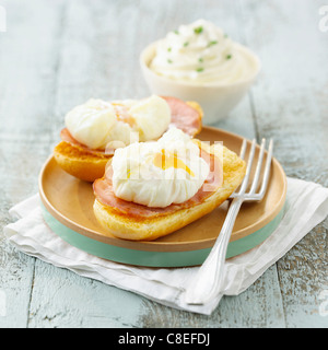 Benedikt Eiern und Speck auf gerösteten Milch Brot, Schlagsahne mit Schnittlauch Stockfoto