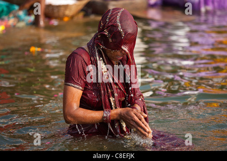 Menschen Baden im Ganges Varanasi Indien Stockfoto, Bild 