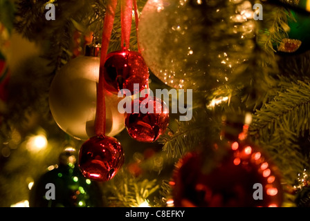 Bunte Glöckchen an Weihnachtsbaum - große Hintergrund Stockfoto