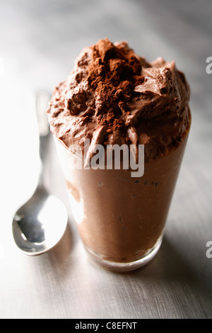 Bitterer Schokolade peitschte Creme dessert Stockfoto