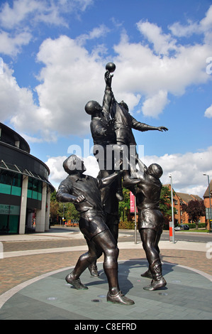 'The Making of einen Lineout' Skulptur außerhalb Twickenham Stadium, Twickenham, größere London, England, Vereinigtes Königreich Stockfoto