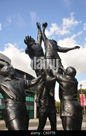 'The Making of einen Lineout' Skulptur außerhalb Twickenham Stadium, Twickenham, Greater London, England, Vereinigtes Königreich Stockfoto