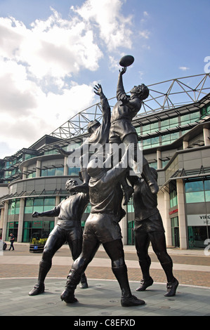 'The Making of einen Lineout' Skulptur außerhalb Twickenham Stadium, Twickenham, größere London, England, Vereinigtes Königreich Stockfoto