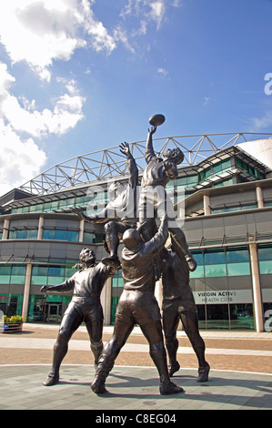 'The Making of einen Lineout' Skulptur außerhalb Twickenham Stadium, Twickenham, größere London, England, Vereinigtes Königreich Stockfoto