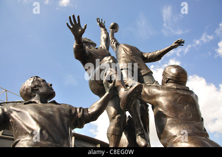 'The Making of einen Lineout' Skulptur außerhalb Twickenham Stadium, Twickenham, größere London, England, Vereinigtes Königreich Stockfoto