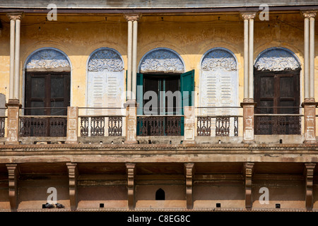 Indische Architektur an den Ghats mit Blick auf den Ganges im Norden Indiens Stadt Varanasi, Benares, Stockfoto