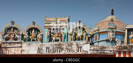 Hindu religiösen Symbolen über Hindu-Tempel bei Kedar Ghat beim Festival der Shivaratri in der Heiligen Stadt Varanasi, Nordindien Stockfoto