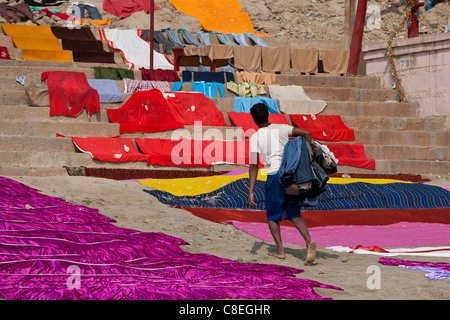 Inder, die Wäsche mit der Ganges-Fluss am Kali Ghat in Stadt Varanasi, Benares, Indien Stockfoto