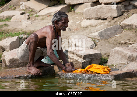 Indische waschen Kleidung im Fluss Ganges mit traditionellen Methode bei Kali Ghat in Varanasi, Indien Stockfoto