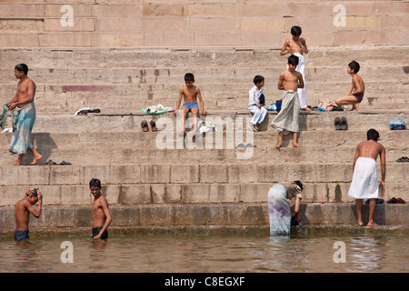 jungen, Baden im Fluss Ganges durch eines der vielen Ghats in Varanasi