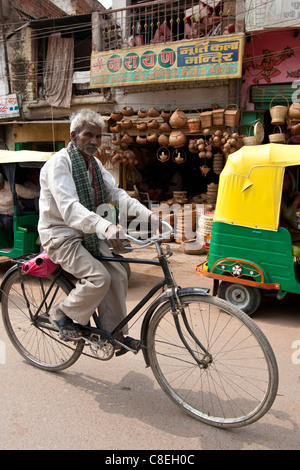 Indischer Mann Reiten Fahrrad Straßenszene in Stadt Varanasi, Benares, Nordindien Stockfoto