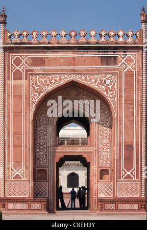 Sandstein und Marmor Tor zum 17. Jahrhundert Grab der Etimad Ud Doulah, 17. Jahrhundert Mughal, Grab erbaut 1628, Agra, Indien Stockfoto