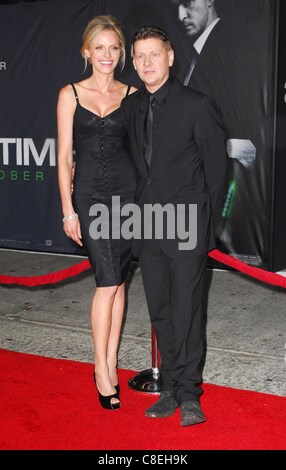 Rachel Roberts, Andrew Niccol im Ankunftsbereich für IN Zeit Premiere, Regency Village Theater in Westwood, Los Angeles, CA 20. Oktober 2011. Foto von: Elizabeth Goodenough/Everett Collection Stockfoto