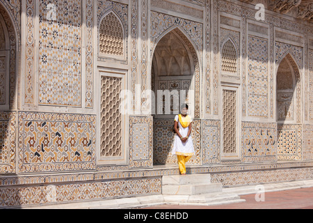 Moslemische Punjabi Mädchen am Grab von Etimad Ud Doulah, 17. Jahrhundert Mughal Grab erbaut 1628, Agra, Indien Stockfoto